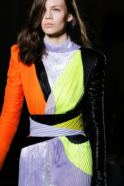 Look 100
